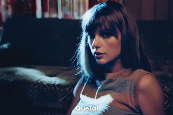 Taylor Swift y su look con minifalda y medias que gritan ¡otoño!